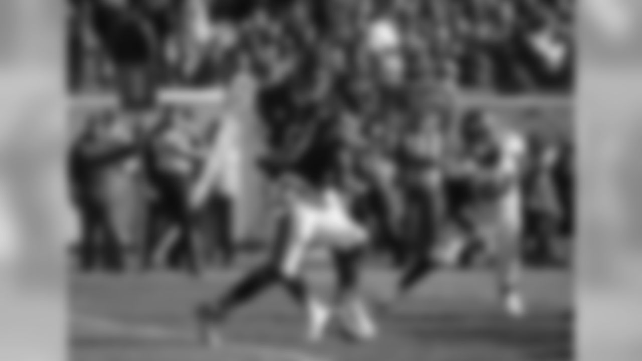 Chicago Bears quarterback Jay Cutler hands off to running back Jeremy Langford