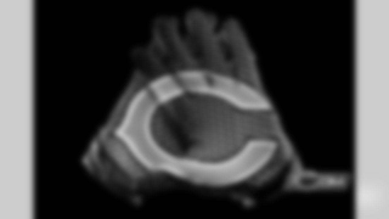 The Nike Vapor Jet 2.0 Gloves deliver a lightweight, breathable and articulated fit combined with innovative Magnigrip on the palms and between the fingers for a tacky grip suitable for all weather conditions.