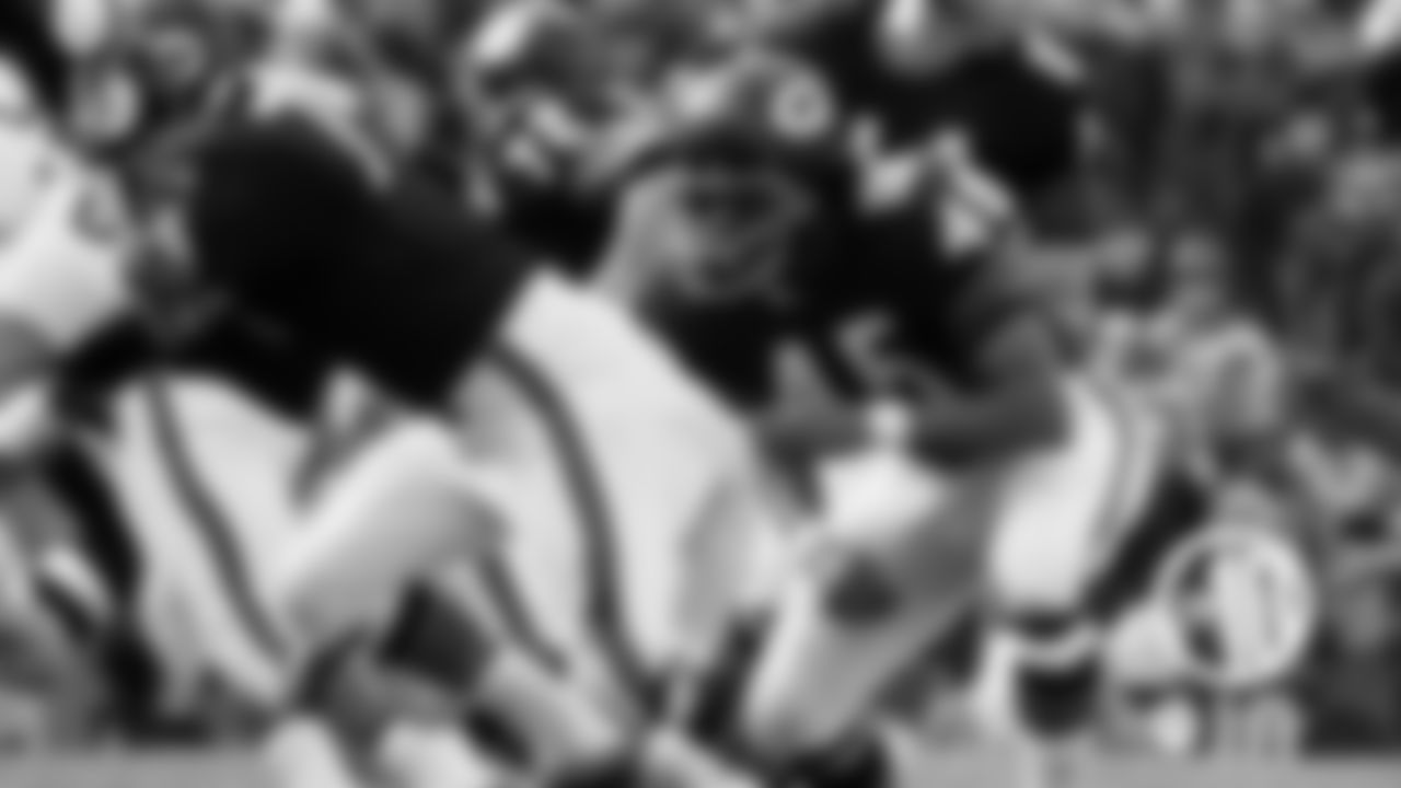 (2) Dick Gordon, receiver (1965)
Gordon played seven seasons with the Bears. He was voted to back-to-back Pro Bowls in 1970-71 and is the last Bears player to lead the NFL in receptions with 71 in 1970.