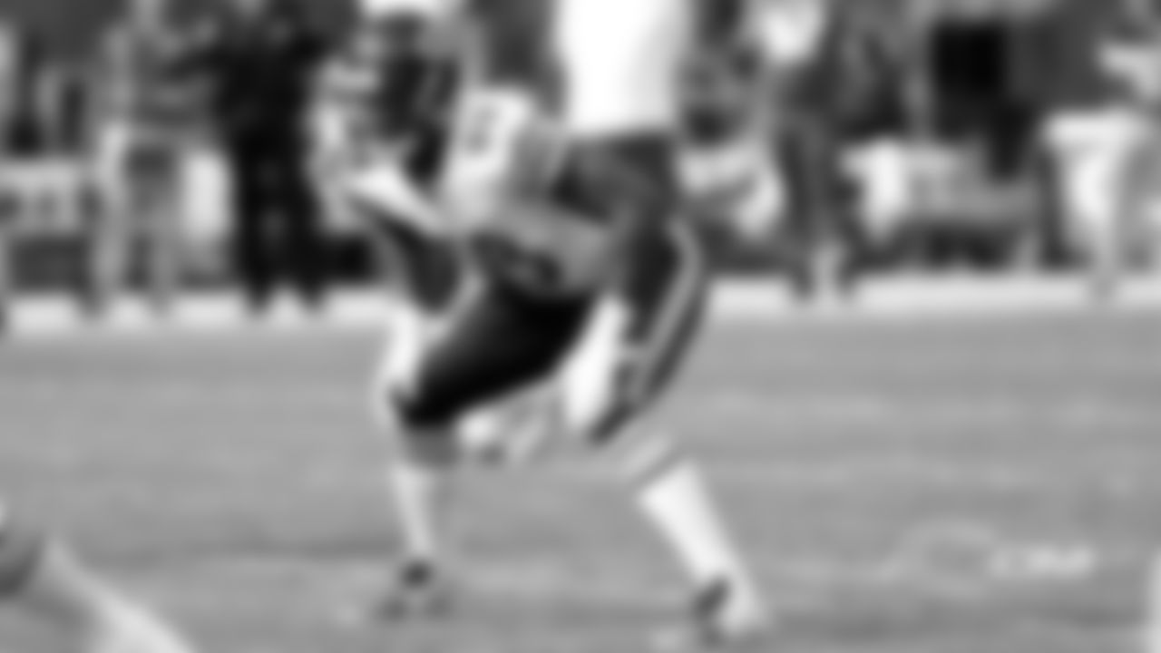 3/23
Signed LB Christian Jones to one-year contract.