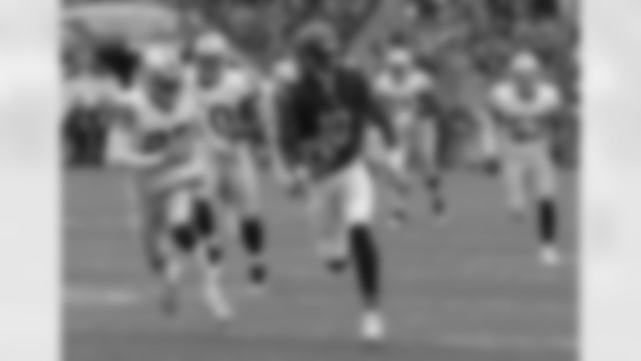 Chicago Bears wide receiver Marquess Wilson runs the ball after catching a pass