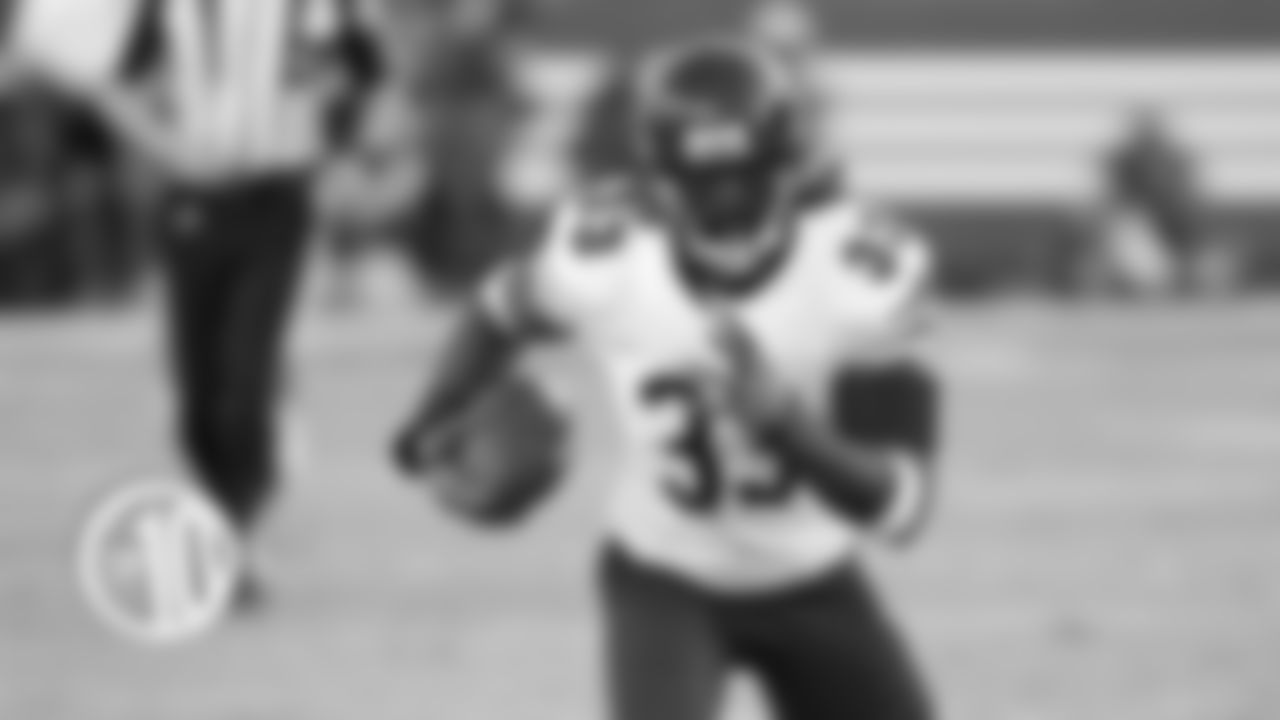 (9) Charles Tillman
Tillman was known for creating "The Peanut Punch," but he was just as legendary as a prankster. He once dressed up as the Star Wars character Chewbacca to scare then-Bears linebackers coach Bob Babich.