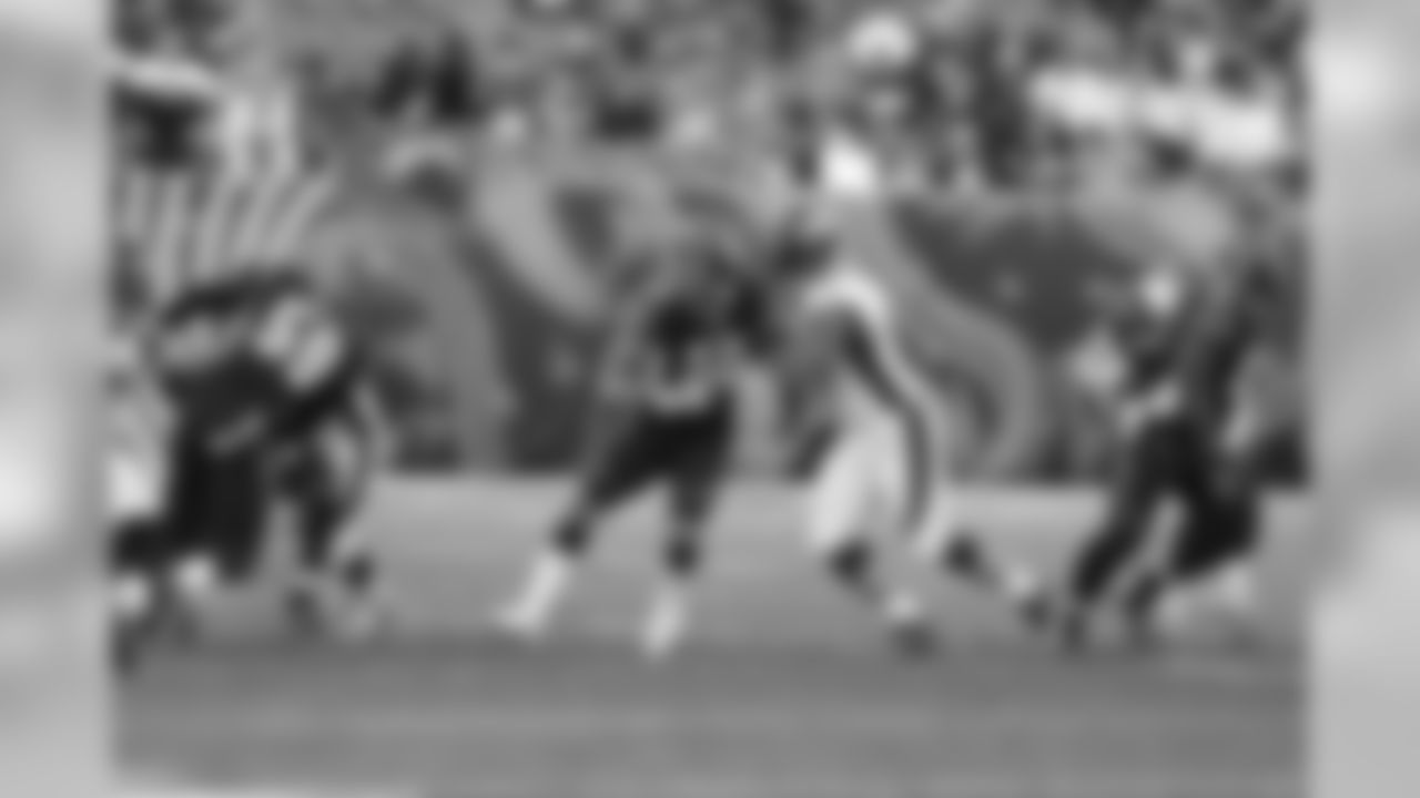Linebacker Jordan Evans rushes the passer against the Denver Broncos.