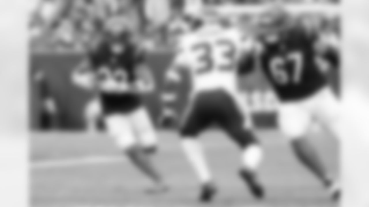 HB Trayveon Williams runs the ball during the Seahawks-Bengals game on Sunday, October 15 in Week 6 of the 2023 season.