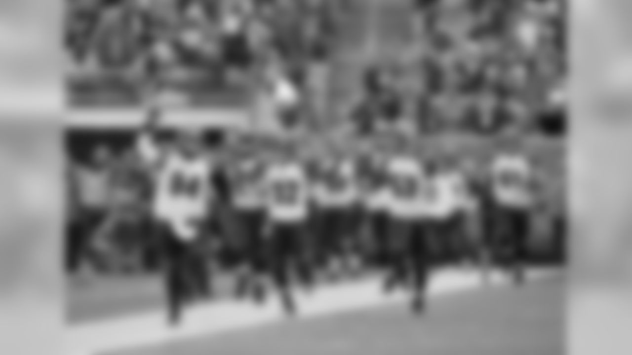 The Cincinnati Bengals take the field for an NFL football game against the Cleveland Browns Sunday, Dec. 14, 2014, in Cleveland. (AP Photo/David Richard)