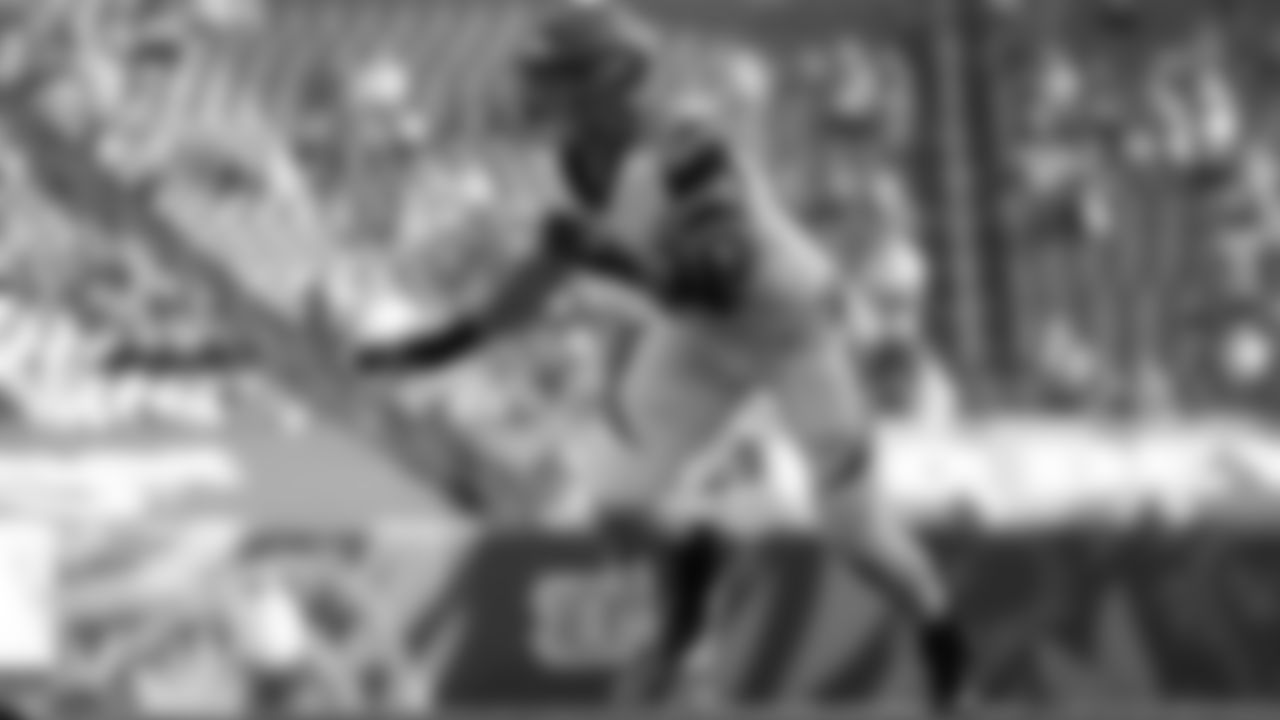 201129-Hubbard-Sam_pass_rush