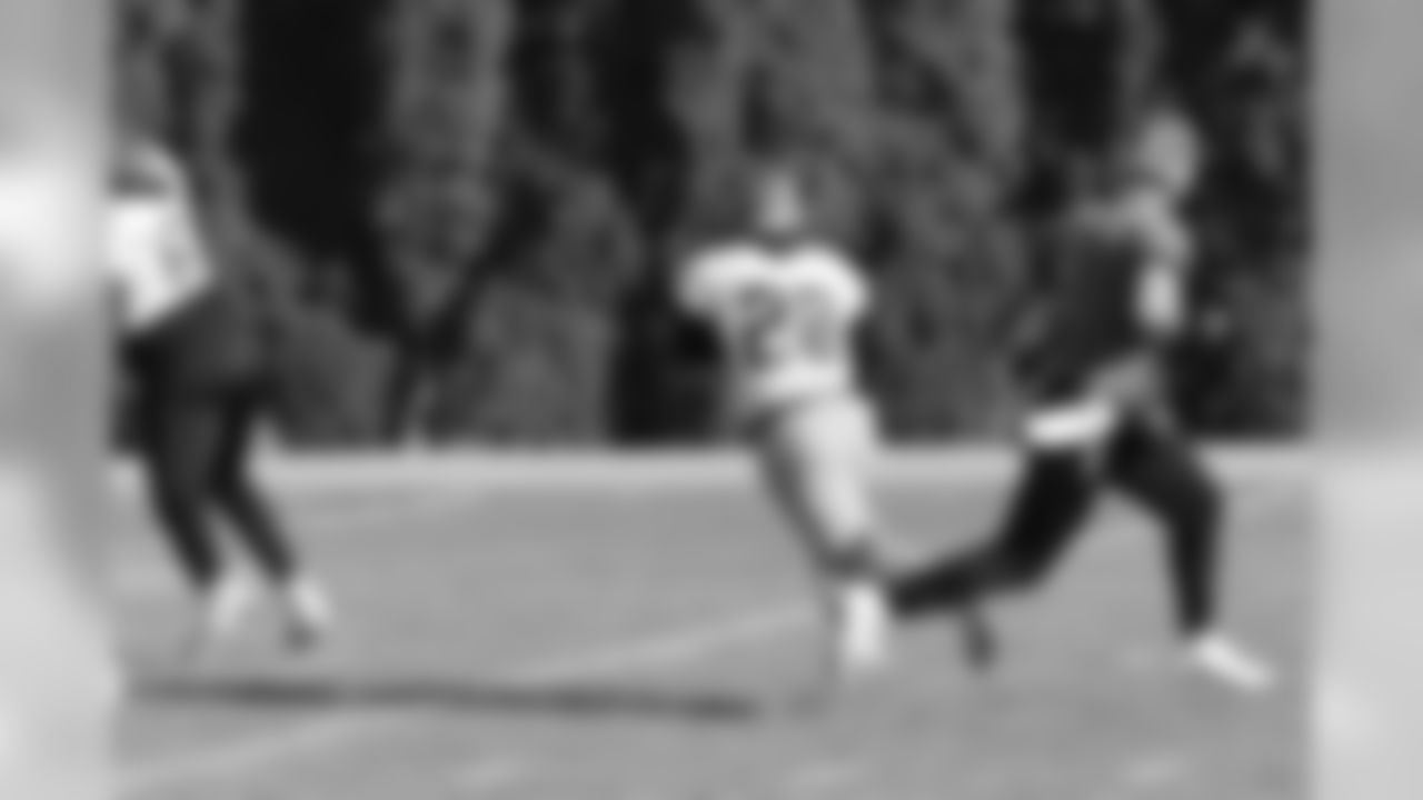 Joe Mixon takes a handoff during practice on December 19, 2018.