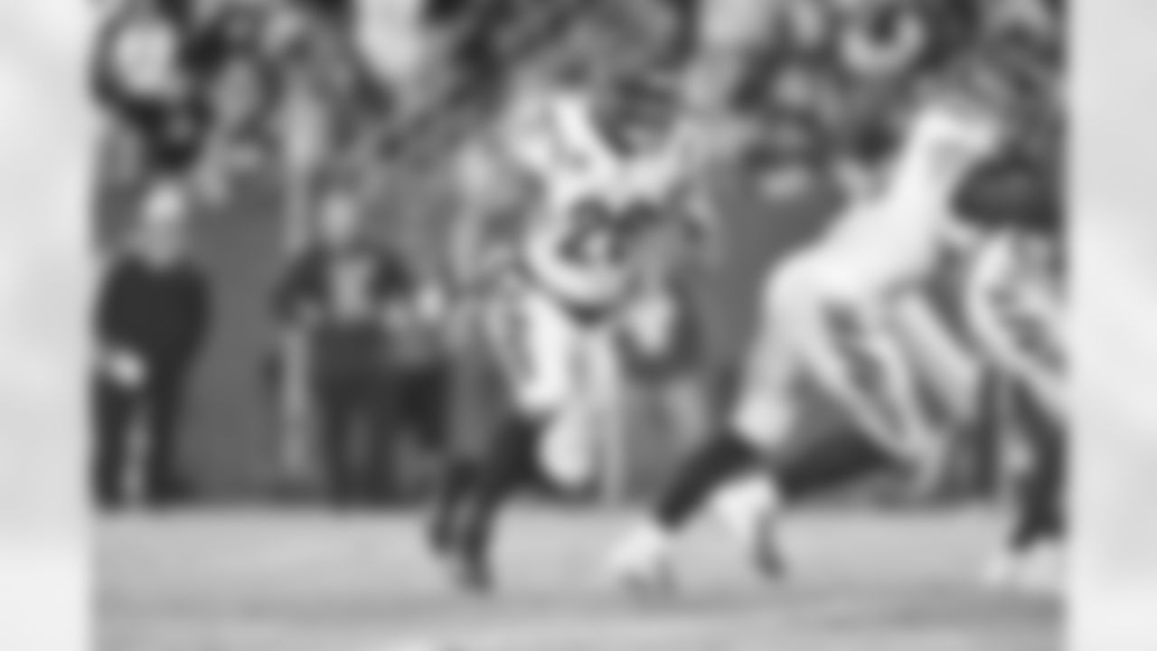 HB Joe Mixon runs the ball during the second quarter of the Bengals-Buccaneers game in Week 15 at Raymond James Stadium in Tampa Bay, Florida on Sunday, December 18 2022.