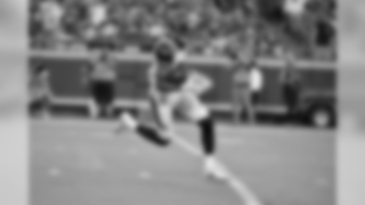 Cincinnati Bengals wide receiver Josh Malone (80) returns a kick, during the first half of an NFL preseason football game against the Kansas City Chiefs in Kansas City, Mo., Saturday, Aug. 10, 2019. (AP Photo/Ed Zurga)