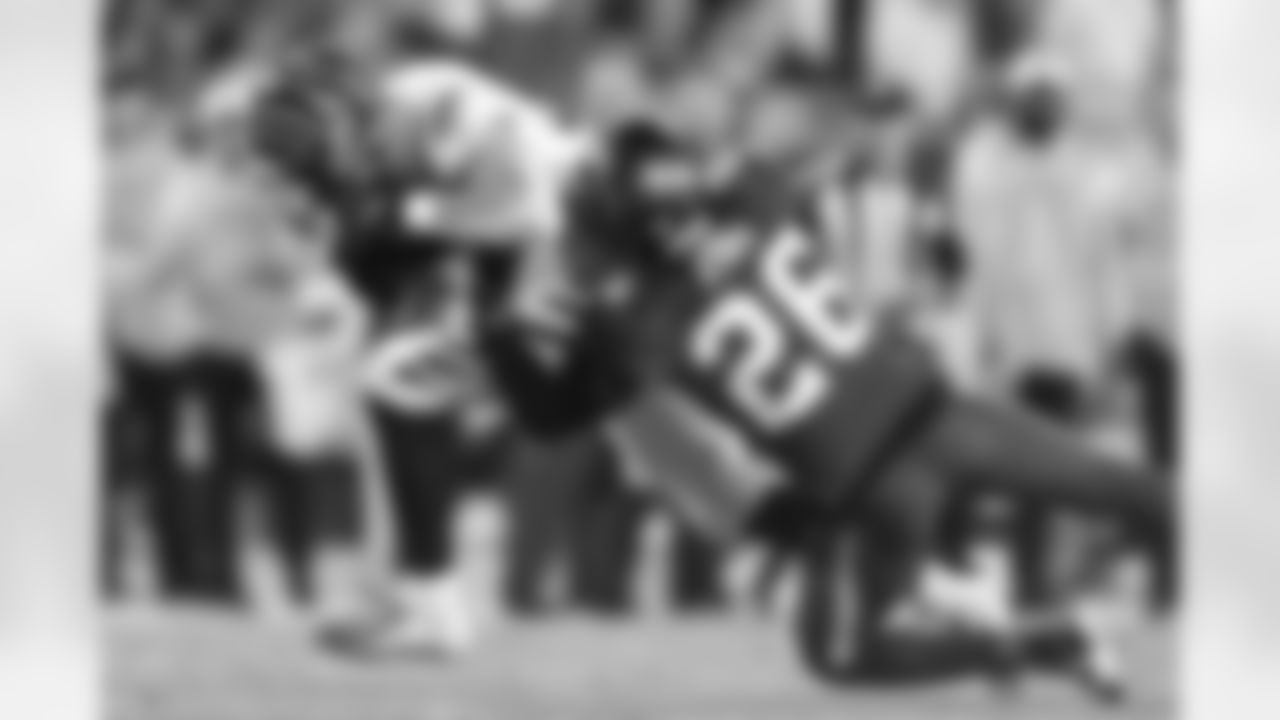 TE Mitchell Wilcox runs the ball in the fourth quarter of the Bengals-Buccaneers game in Week 15 at Raymond James Stadium in Tampa Bay, Florida on Sunday, December 18 2022.