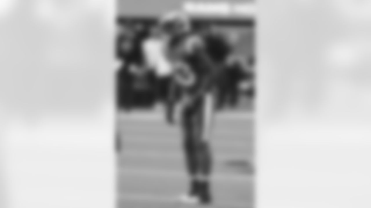 Los Angeles Rams cornerback Nick Scott (33) lines up in the secondary during an NFL game against the Denver Broncos, Sunday, Dec. 25, 2022, in Inglewood, Calif. The Rams defeated the Broncos 51-14. (Kevin Terrell via AP)