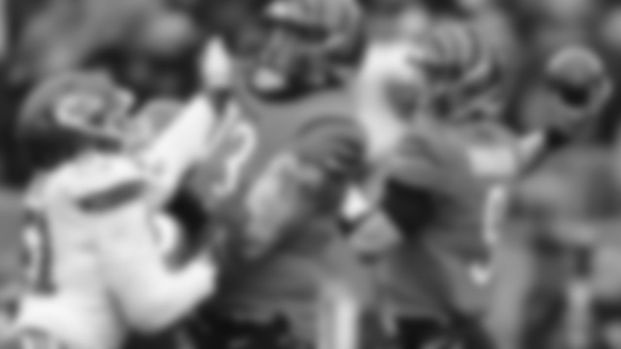 Cincinnati Bengals quarterback Joe Burrow (9) throws a touchdown pass during the first half of an NFL football game against the Kansas City Chiefs, Sunday, Jan. 2, 2022, in Cincinnati. (AP Photo/David Dermer)