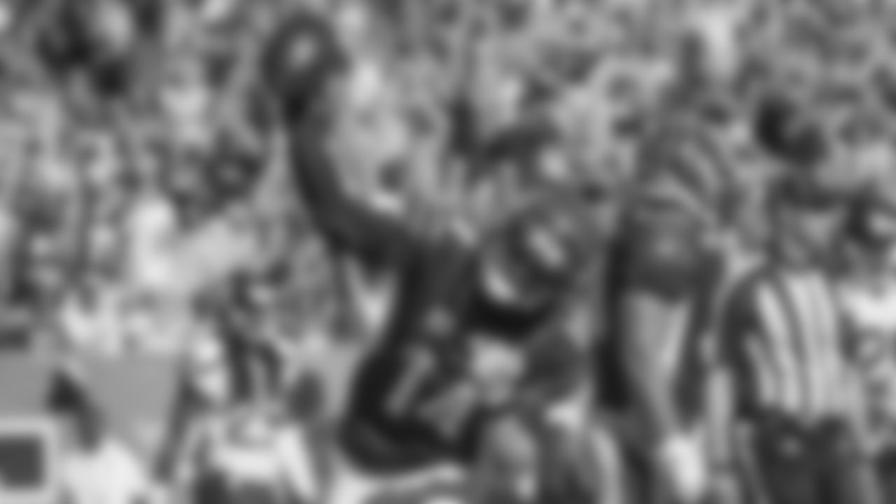 151011-Dalton-Andy_spike_touchdown (AP)