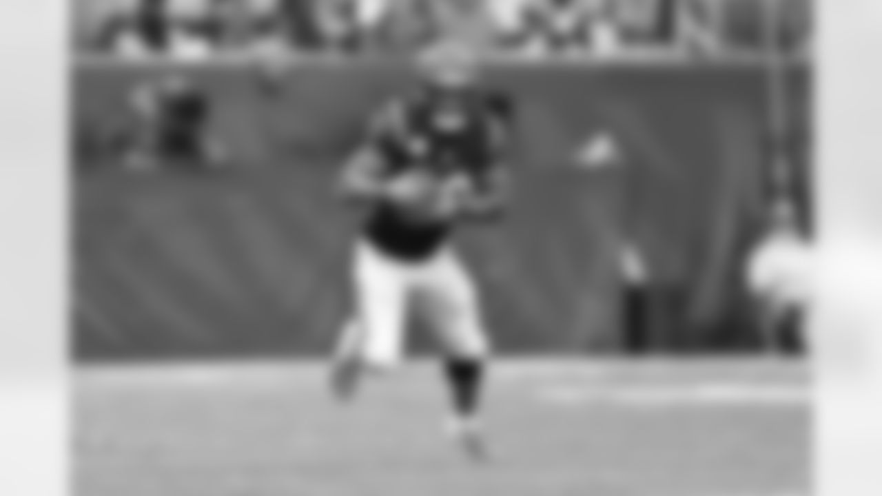 HB Joe Mixon runs the ball during the Seahawks-Bengals game on Sunday, October 15 in Week 6 of the 2023 season.