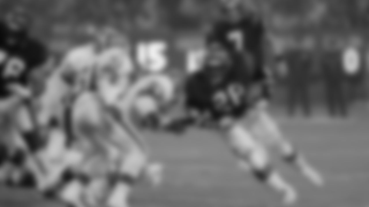 Cincinnati Bengals running back Larry Kinnebrew (28) rambles for 15 yards in the third quarter against the Cleveland Browns in Cleveland on Thursday, Sept. 18, 1986. Kinnebrew ran for 95 yards on 25 carries and three touchdowns as the Bengals beat Cleveland 30-13. (AP Photo/Hoda Bakhshandagi)