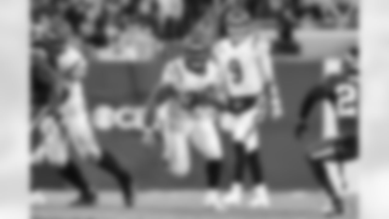 HB Samaje Perine runs the ball in the fourth quarter of the Bengals-Buccaneers game in Week 15 at Raymond James Stadium in Tampa Bay, Florida on Sunday, December 18 2022.
