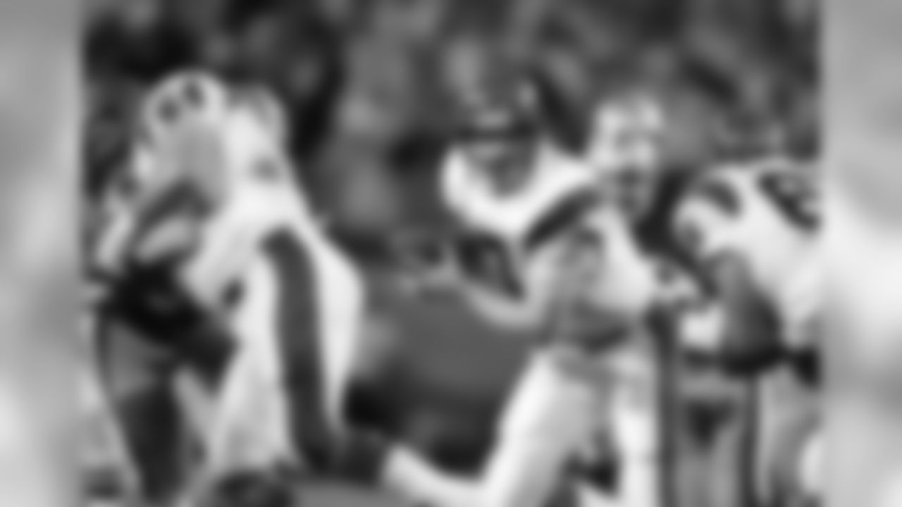 Cincinnati Bengals quarterback Boomer Esiason (7) looks for an open receiver during Super Bowl XXIII on Jan. 22, 1989, at Joe Robbie Stadium in Miami. The 49ers defeated the Bengals 20–16. (Tony Tomsic via AP)