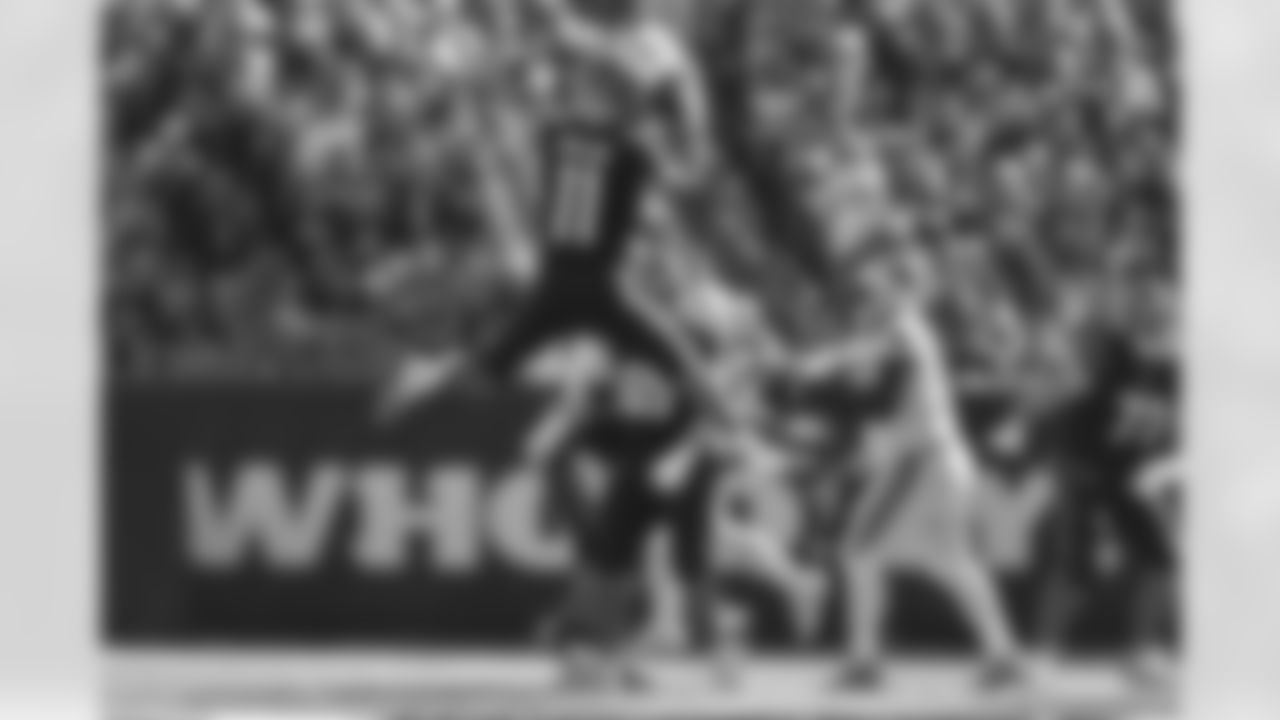 WR Trent Taylor secures the catch during the Bengals-Panthers game in Week 9 of the 2022 season.