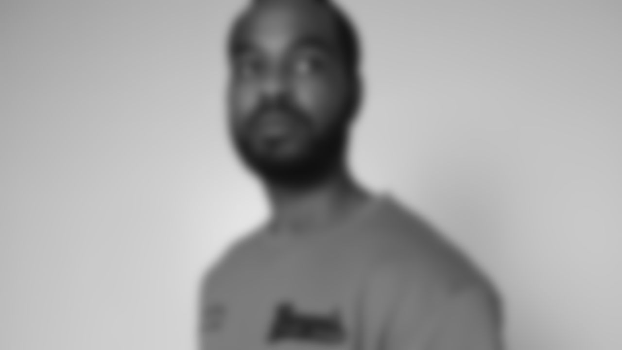 201211-black-owned-sweatshirt_model2