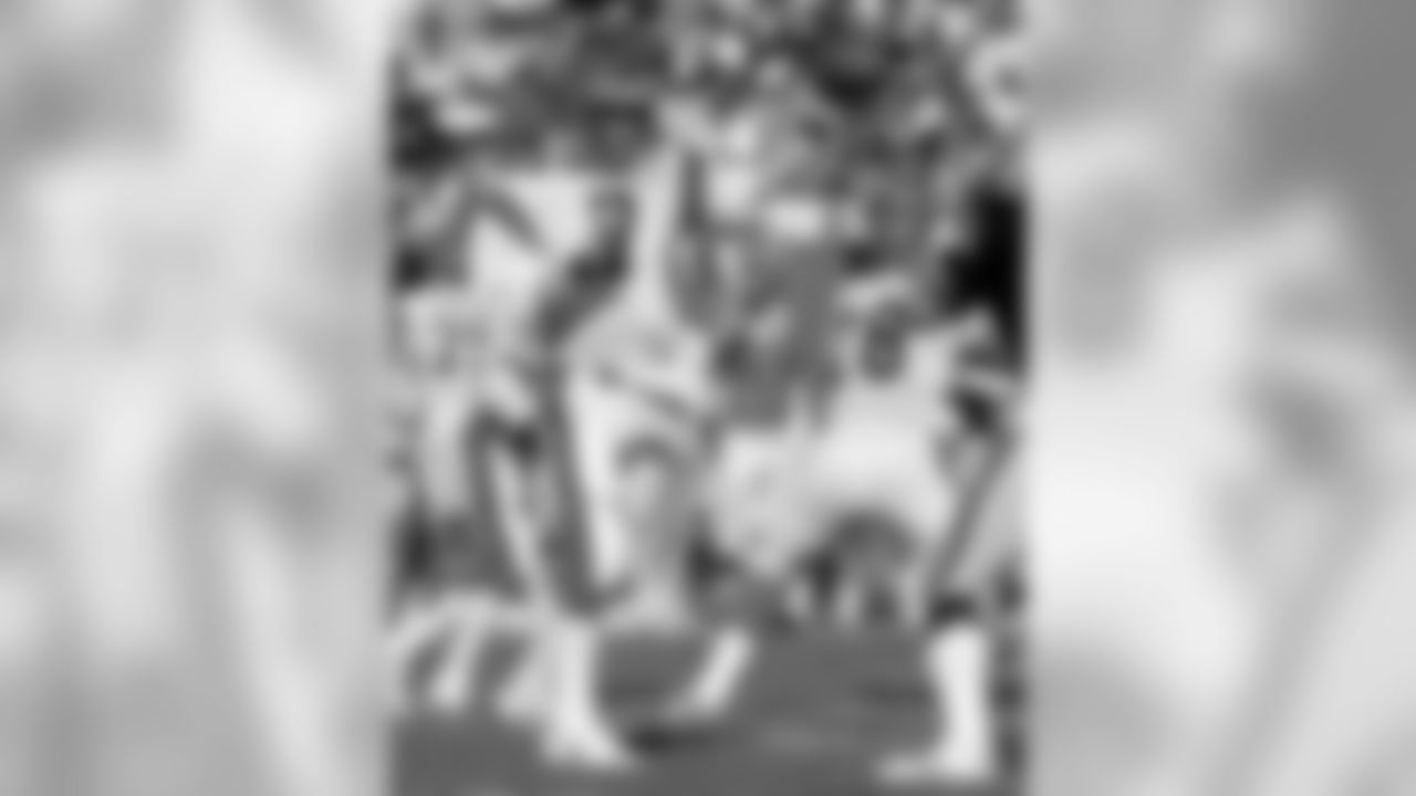 Cincinnati Bengals quarterback Boomer Esiason (7) throws a pass during game against the Los Angeles Raiders, Nov. 17 1985. The Raiders defeated the Bengals 13-6 at the Los Angeles Memorial Coliseum in Anaheim. (AP Photo/NFL Photos)