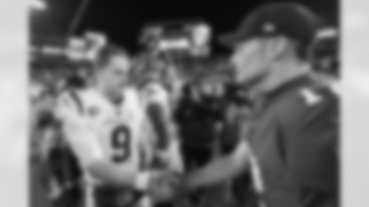 Bengals QB Joe Burrow (left) shakes hands with Bucs QB Ton Brady after the Bengals beat the Buccaneers, 34-23, in Week 15 of the 2022 season.