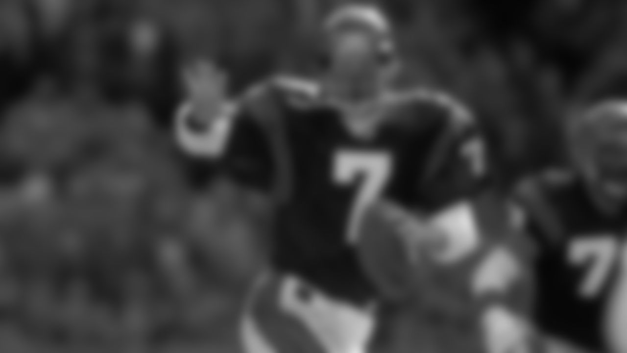 Cincinnati Bengals quarterback Boomer Esiason (7) rolls out to pass during a game against the Buffalo Bills. (AP Photo/David Durochik)