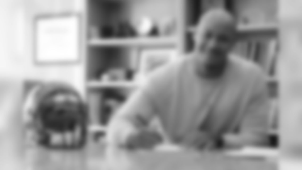 Kerry Wynn officially signed his contract with the Bengals at Paul Brown Stadium.