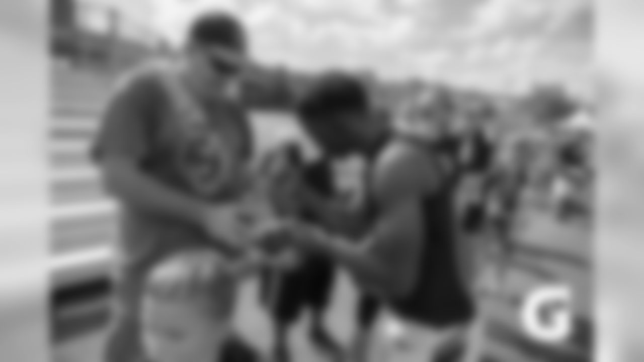 GATORADE-180806-Training_Camp-Mixon_Fans_Autographs