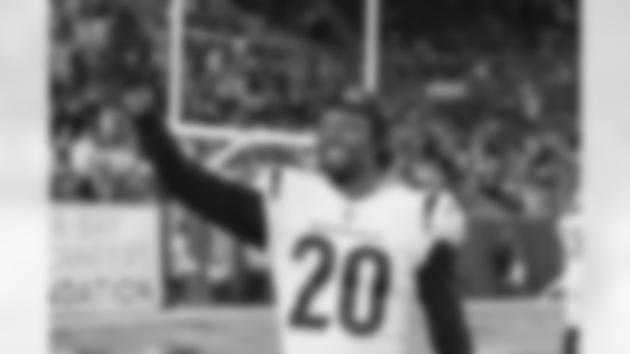 CB Eli Apple waves to the crowd after the Bengals beat the Buccaneers, 34-23, in Week 15 of the 2022 season.