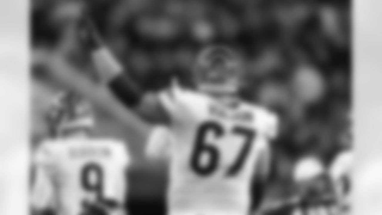 OL Cordell Volson points in the direction of the ball in the fourth quarter of the Bengals-Buccaneers game in Week 15 at Raymond James Stadium in Tampa Bay, Florida on Sunday, December 18 2022.