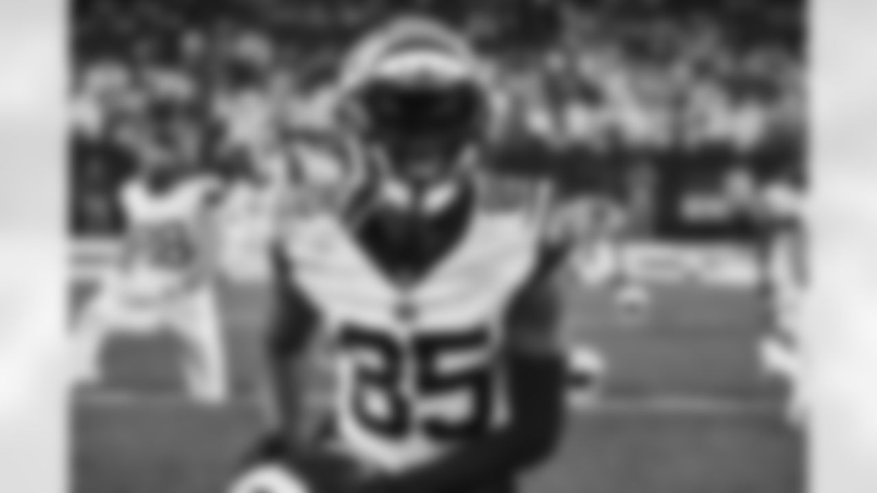 WR Tee Higgins stretches before the Bengals vs. Miami Dolphins Week 4 game on Thursday, September 29 2022.