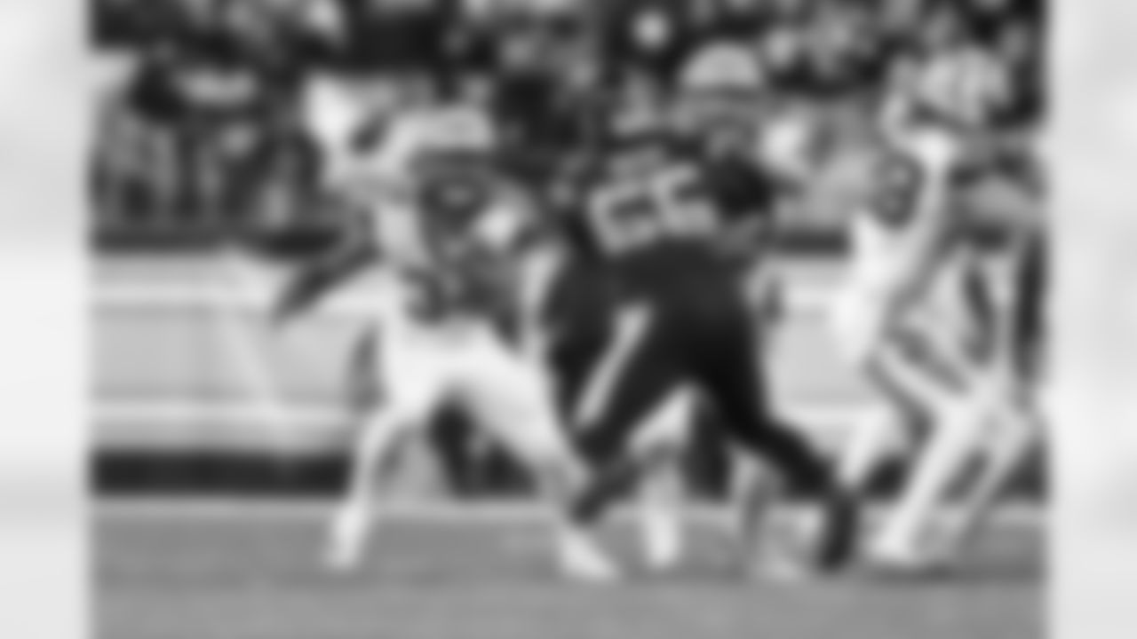 HB Samaje Perine runs the ball during the third quarter of the Bengals-Steelers game in Week 11 of the 2022 season.