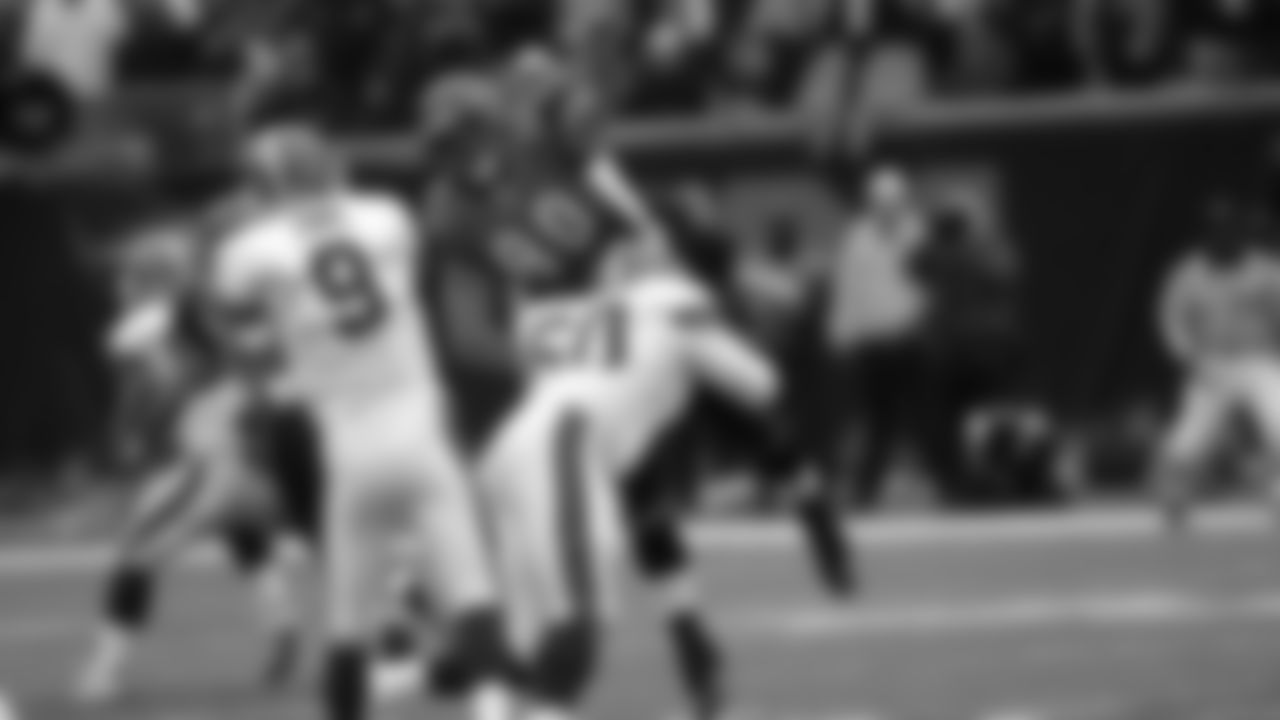 Bengals defensive end Justin Smith leaps up to try to deflect a pass from Browns quarterback Charlie Frye.