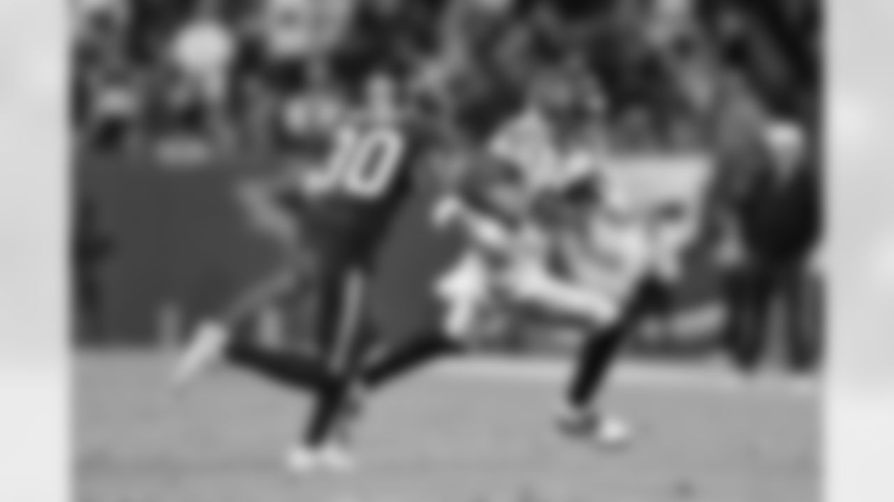 WR Tyler Boyd runs the ball in the fourth quarter of the Bengals-Buccaneers game in Week 15 at Raymond James Stadium in Tampa Bay, Florida on Sunday, December 18 2022.
