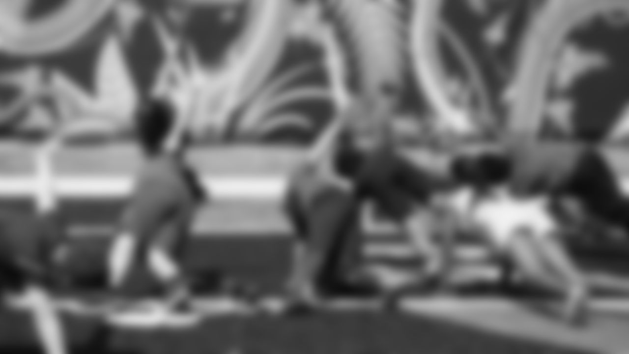190924-cheerleader_stretching_Play60_2