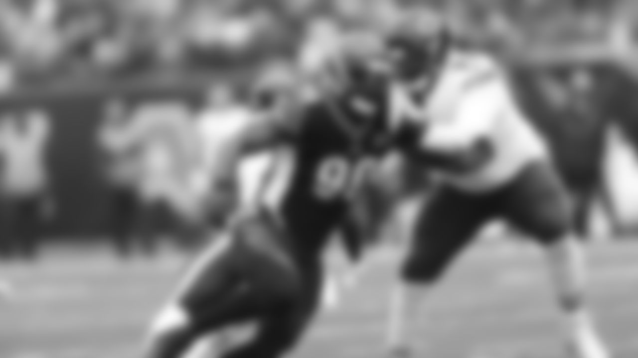 Bengals defensive end Michael Johnson rushes the passer against the Chicago Bears during a game in 2017.