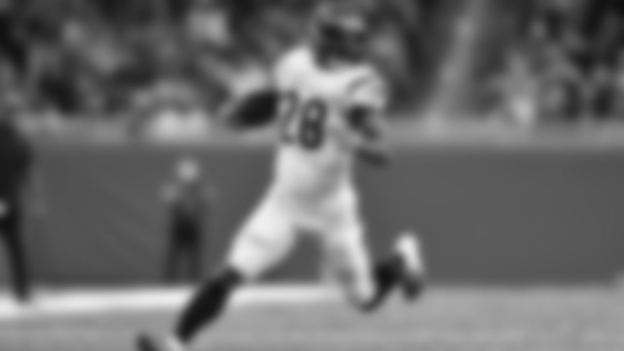 Running back Joe Mixon catches a screen pass down the sideline during the 3rd quarter at Ford Field against the Detroit Lions.