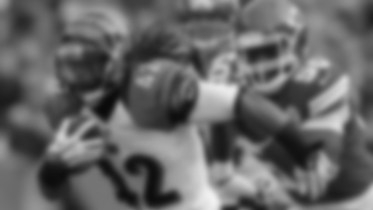 Cincinnati Bengals running back BenJarvus Green-Ellis is chased by Kansas City Chiefs outside linebacker Justin Houston (50) during the first half of an NFL football game Sunday, Nov. 18, 2012, in Kansas City, Mo. (AP Photo/Chris Ochsner)
