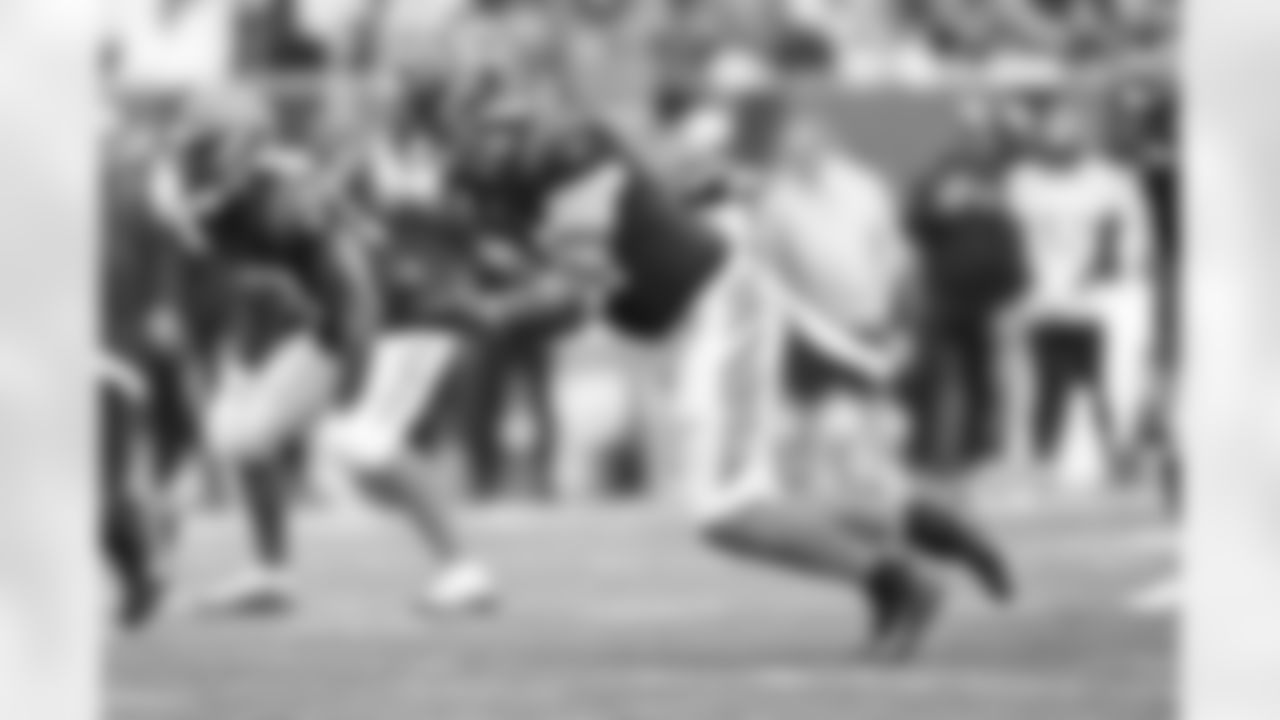 DE Sam Hubbard runs during the Seahawks-Bengals game on Sunday, October 15 in Week 6 of the 2023 season.
