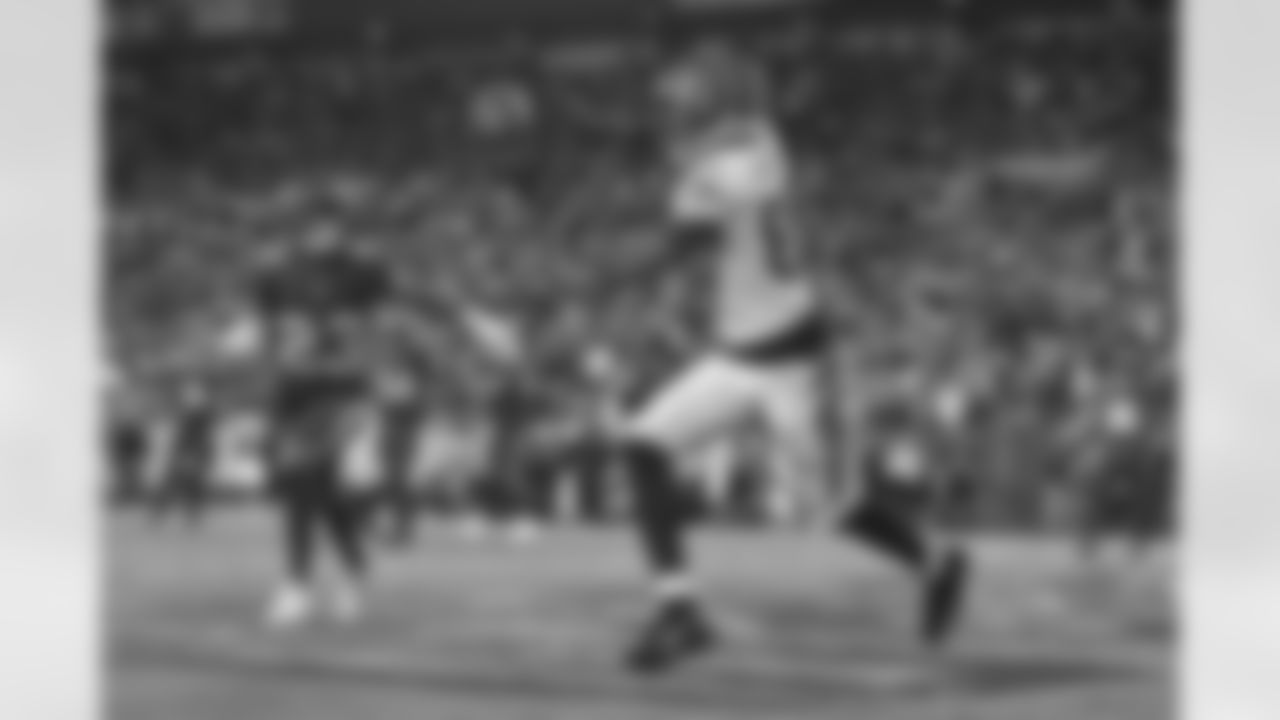 WR Tee Higgins catches the ball for a touchdown in the third quarter of the Bengals-Buccaneers game in Week 15 at Raymond James Stadium in Tampa Bay, Florida on Sunday, December 18 2022.