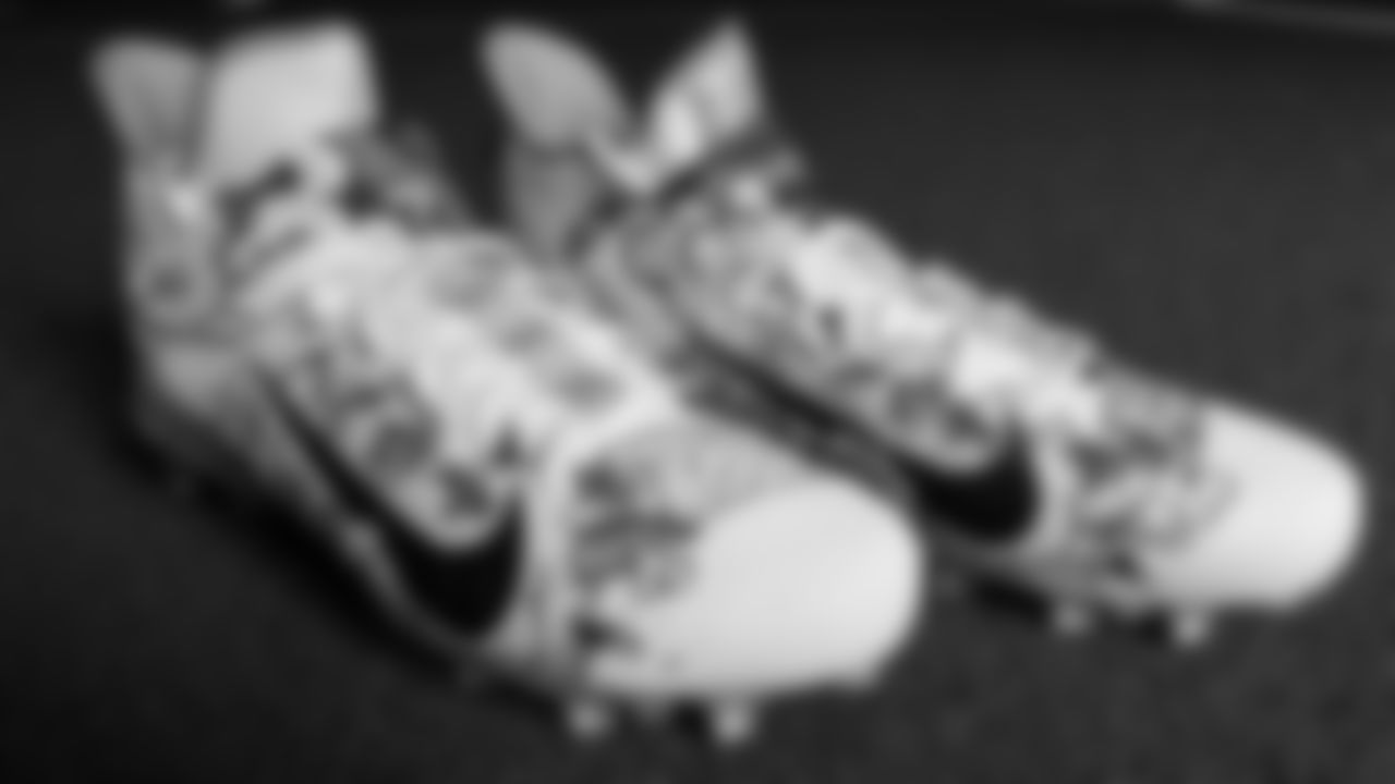 DE Carlos Dunlap cleats