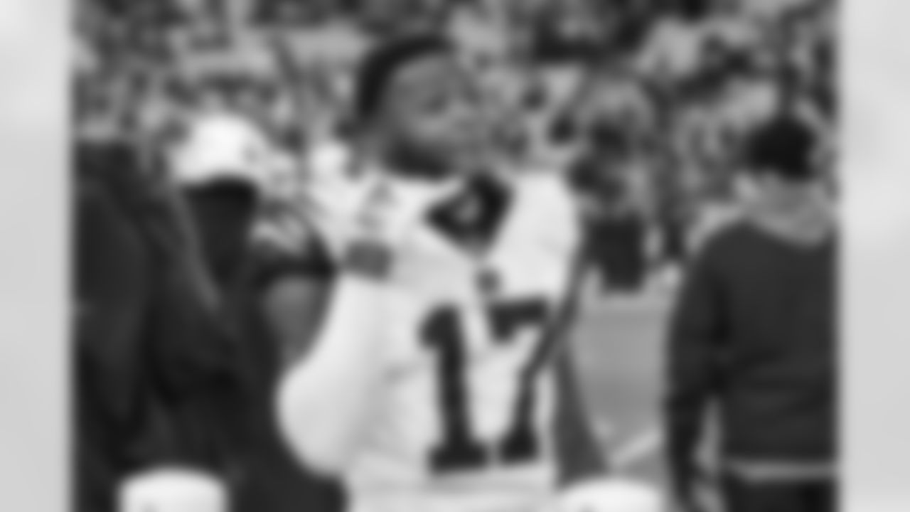 WR Stanley Morgan on the Bengals bench in the fourth quarter of the Bengals-Steelers game in Week 11 of the 2022 season.