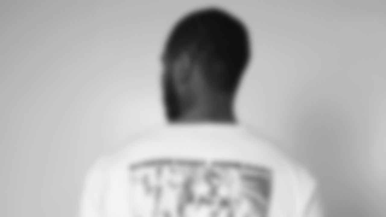 201211-black-owned-short_sleeve_model