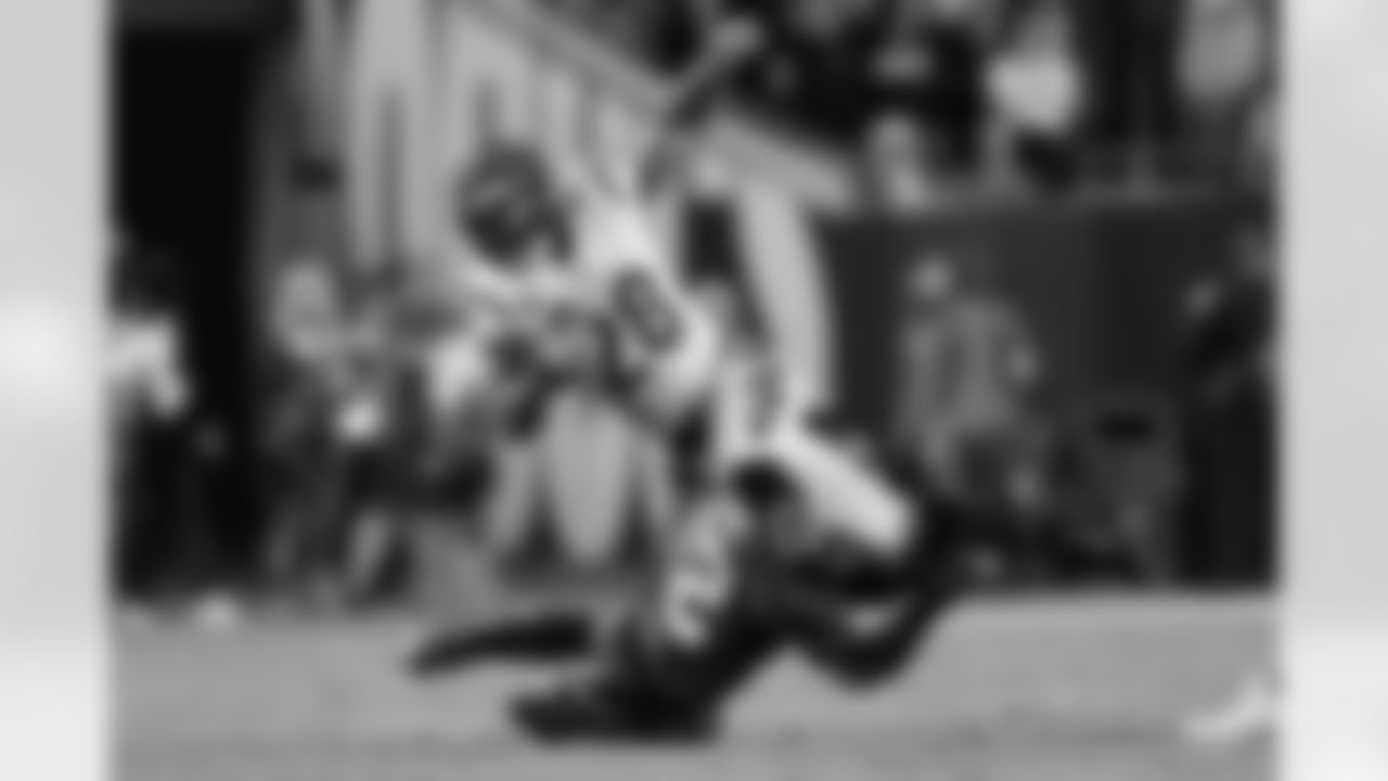 HB Joe Mixon avoids Buccaneers defense in the fourth quarter of the Bengals-Buccaneers game in Week 15 at Raymond James Stadium in Tampa Bay, Florida on Sunday, December 18 2022.