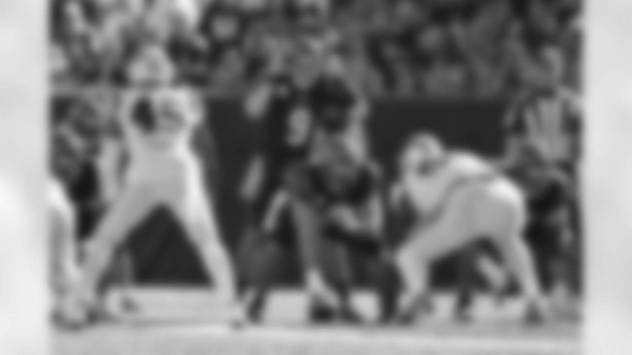 QB Joe Burrow points to his head and calls a play during the Bengals-Panthers game in Week 9 of the 2022 season.