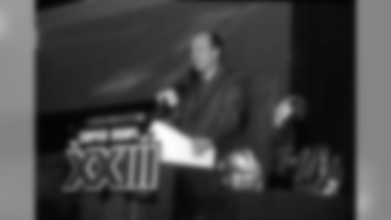 NFL Commissioner Pete Rozelle speaks at a press conference before the San Francisco 49ers game against the Cincinnati Bengals in Super Bowl XXIII on January 22, 1989 at Joe Robbie Stadium in Miami, Florida. (AP Photo / Al Messerschmidt)