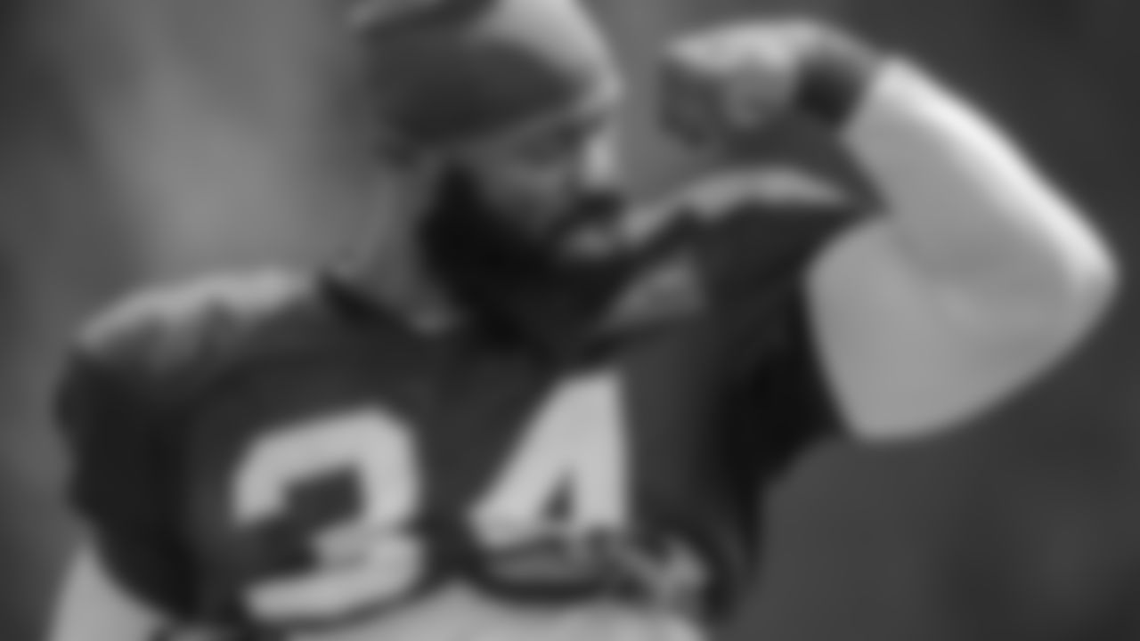 RB Samaje Perine flexes for the camera.