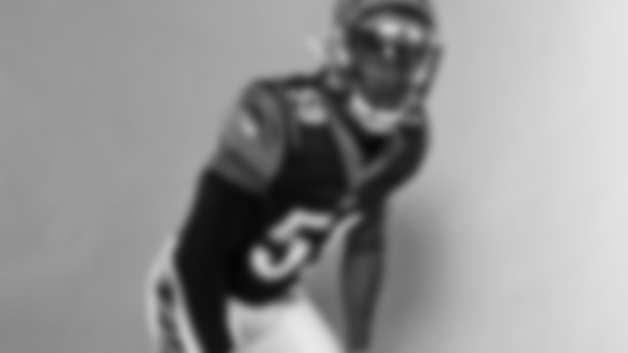 LB Akeem Davis-Gaither (59)