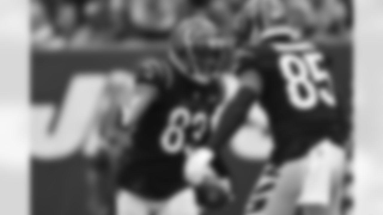 WR Tyler Boyd (Left) and WR Tee Higgins (Right) celebrate after a TD catch during the Bengals vs. New York Jets Week 3 game on Sunday, September 25 2022.