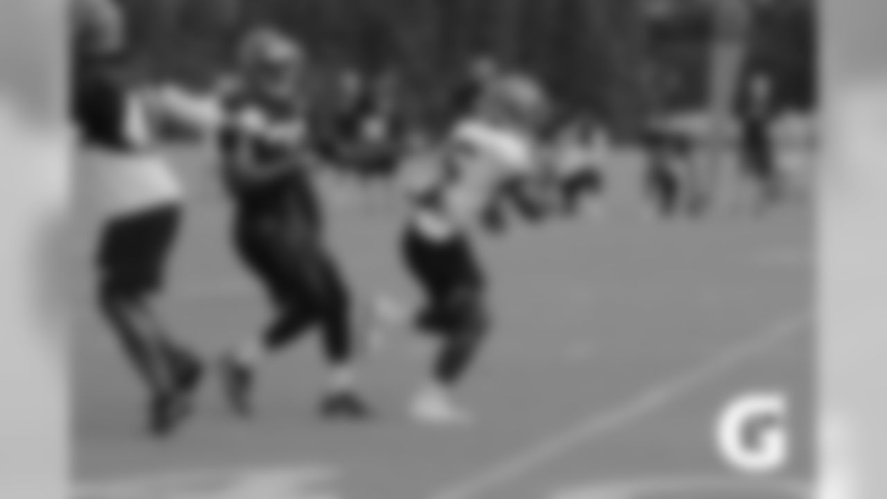 GATORADE-180807-Training_Camp_Practice-Bernard_Running_Action